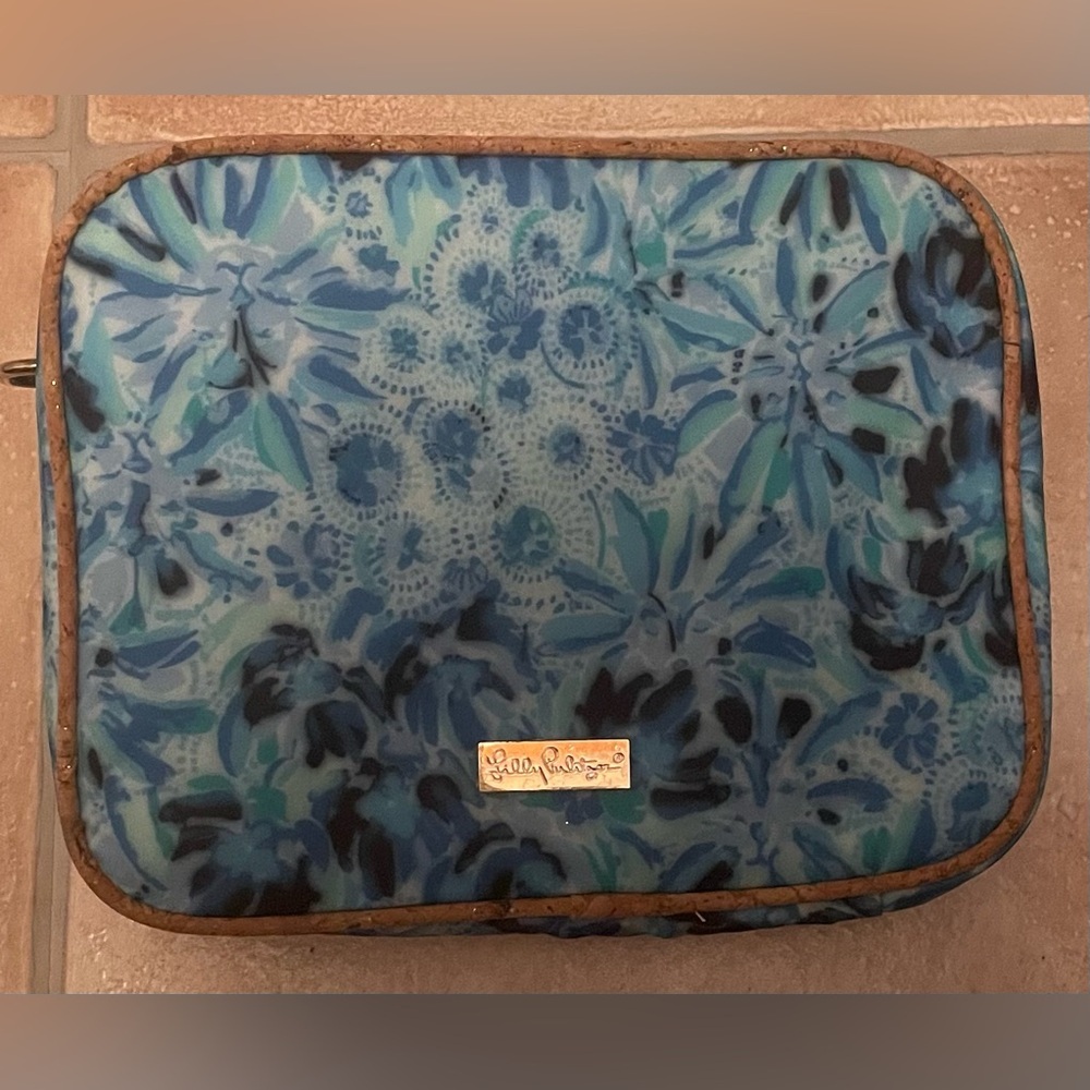 New Lilly Pulitzer Wave After Wave blue patterned insulated lunch box, no strap
